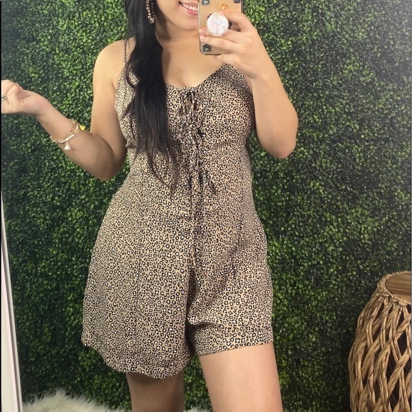 Lace up cheetah print romper - Picture 2 of 8